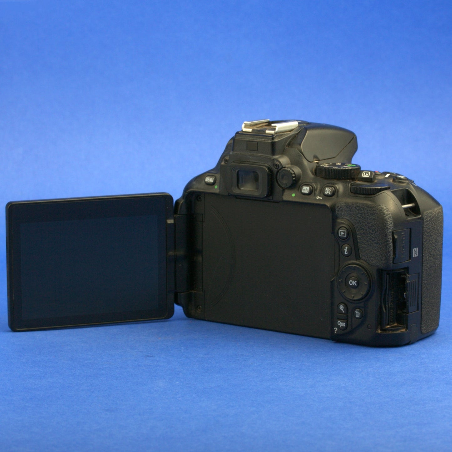 Nikon D5600 Digital Camera Body *** READ ***