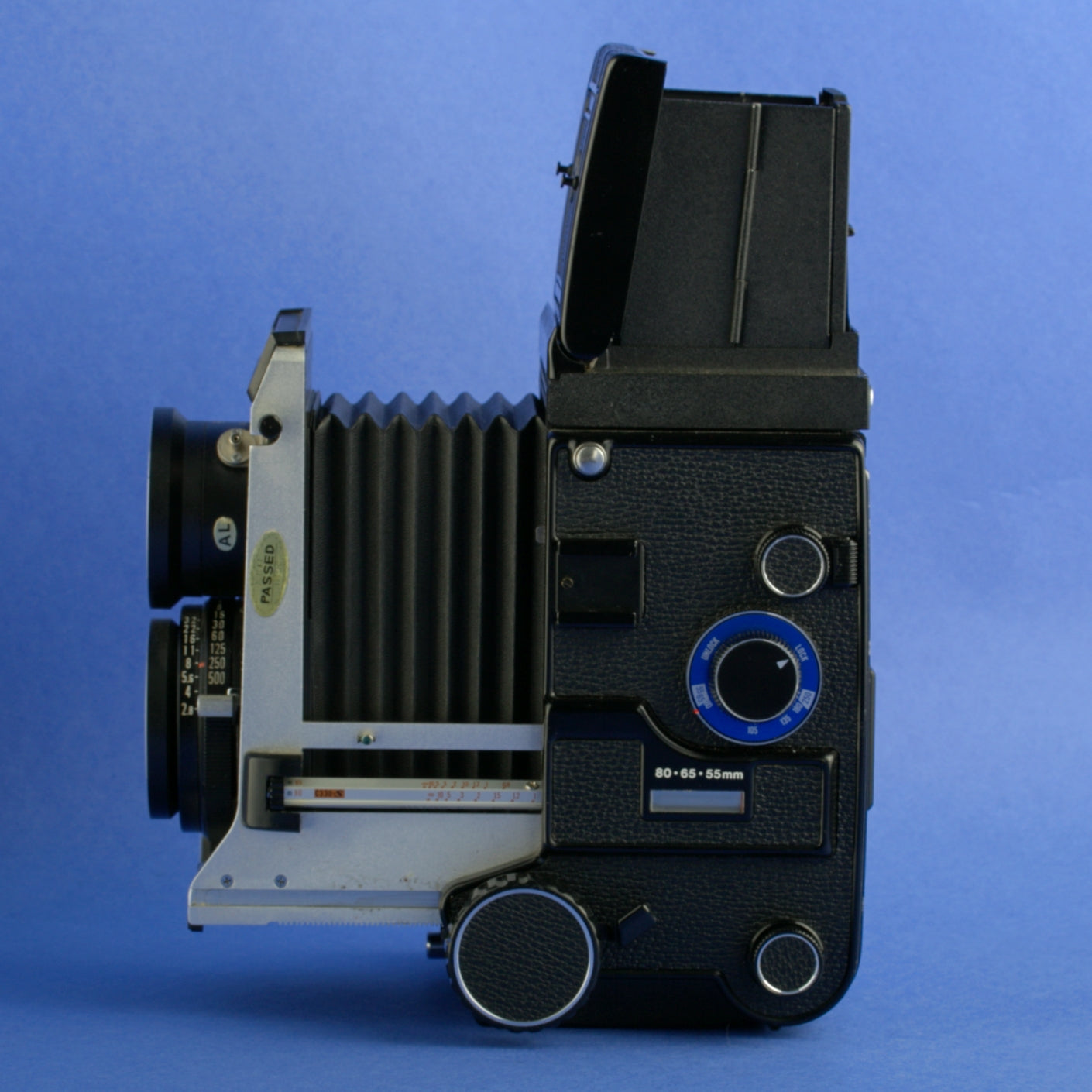 Mamiya C330 S Medium Format Camera with 80mm 2.8 Blue Dot Lens Beautiful