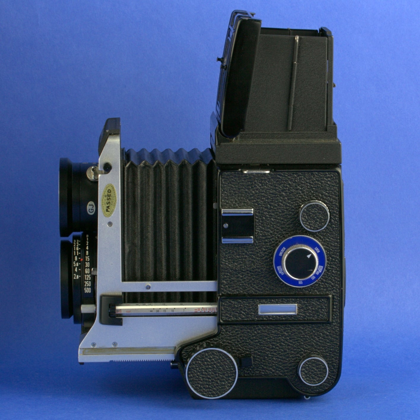 Mamiya C330 F Medium Format Camera with 80mm 2.8 Blue Dot Lens Beautiful