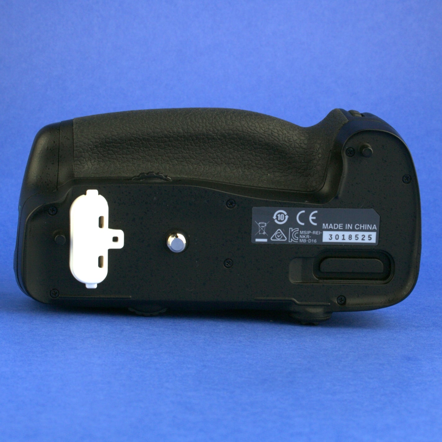 Nikon MB-D16 Battery Grip with AA and Li-ion Battery Holders Beautiful Condition