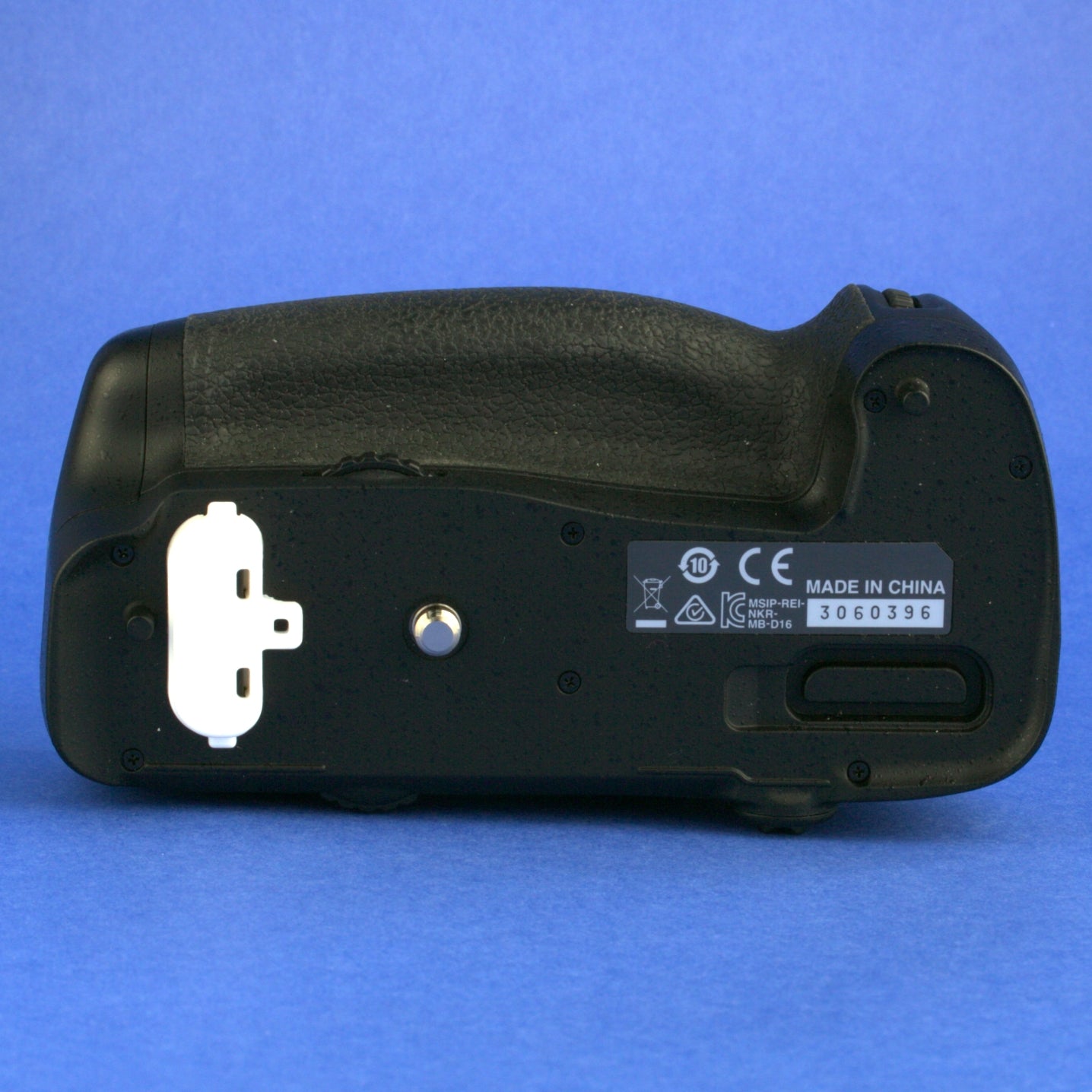 Nikon MB-D16 Battery Grip with AA and Li-ion Battery Holders Beautiful Condition