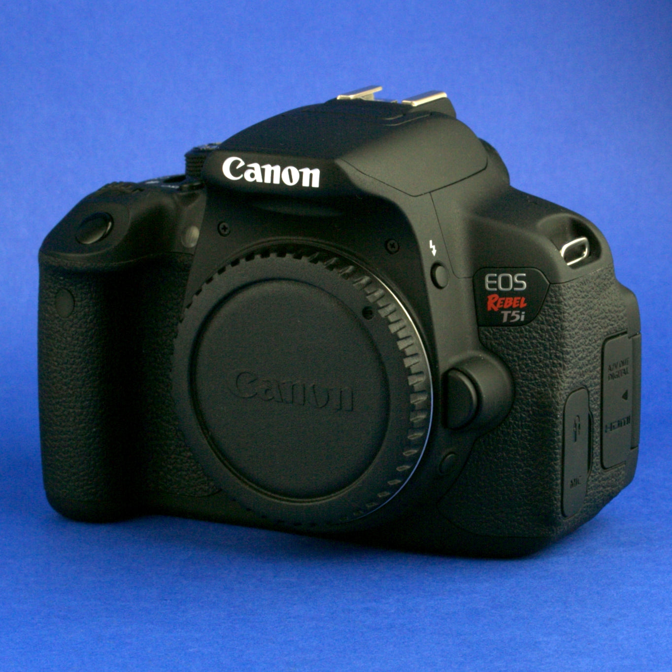 Canon EOS Rebel T5i Digital Camera Body 900 Actuations Mint Condition