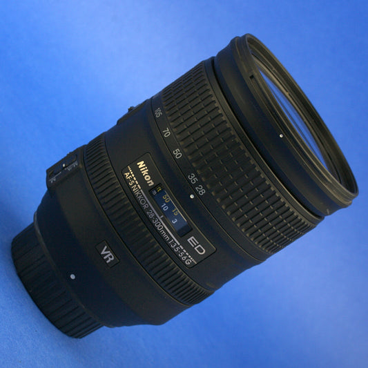 Nikon AF-S Nikkor 28-300mm 3.5-5.6 VR Lens Beautiful Condition