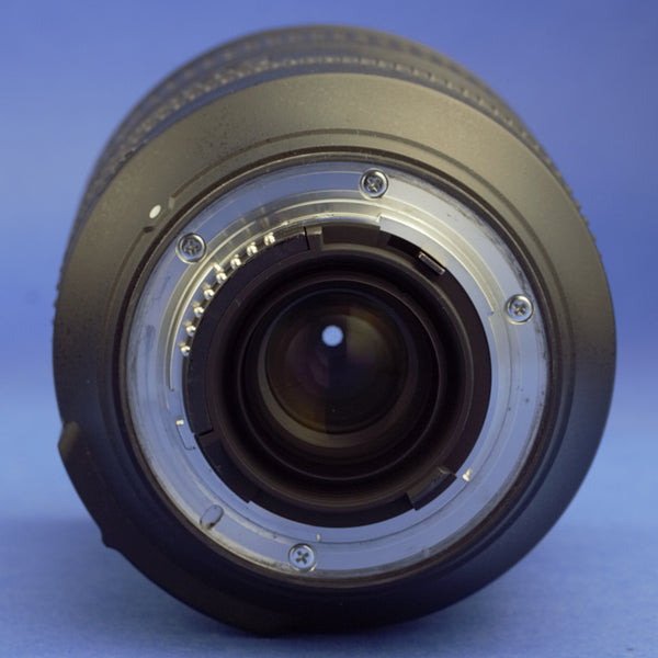 Nikon AF-S 28-300mm 3.5-5.6 VR Lens Beautiful Conditon